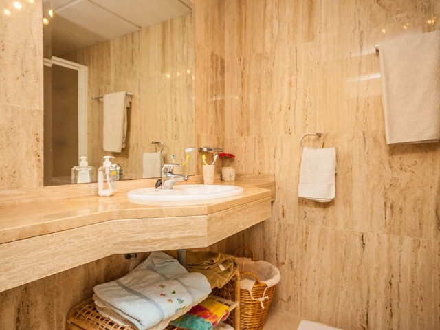 Apartamento con 2 Dormitorios  en Elviria