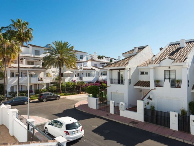 2 Bedrooms Apartment in Nueva Andalucía