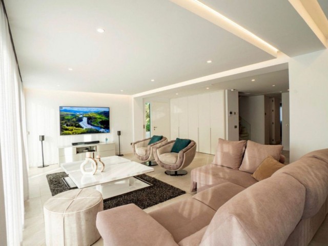 5 Bedrooms Villa in Nueva Andalucía