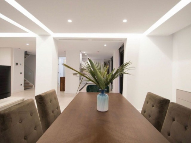 5 Bedrooms Villa in Nueva Andalucía