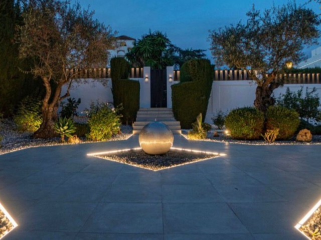 5 Bedrooms Villa in Nueva Andalucía