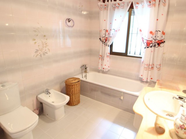 Apartamento con 4 Dormitorios  en Campo Mijas