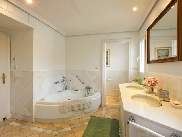 5 Bedrooms Villa in Sotogrande