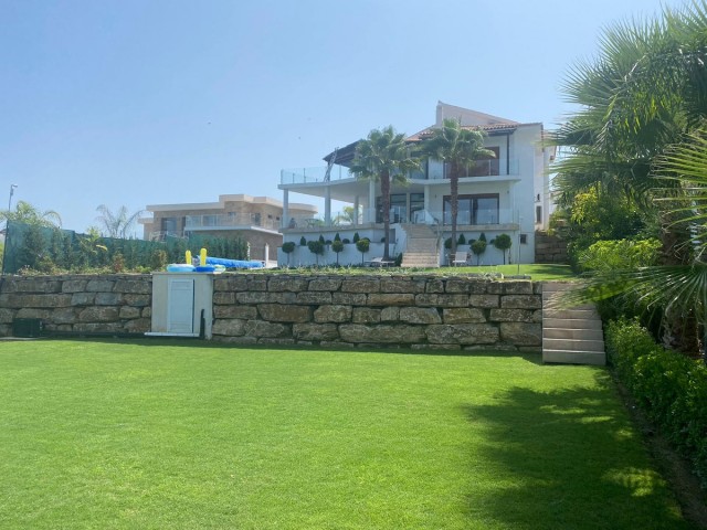 5 Bedrooms Villa in Benahavís