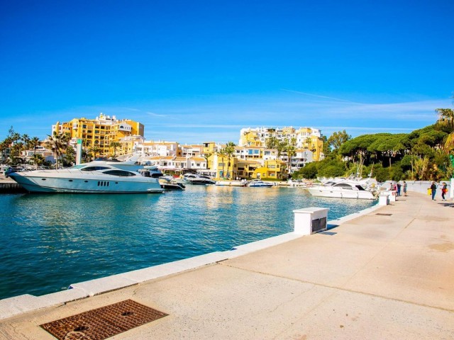 Penthouse avec 2 Chambres  à Puerto de Cabopino