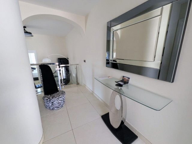 Penthouse avec 2 Chambres  à Puerto de Cabopino