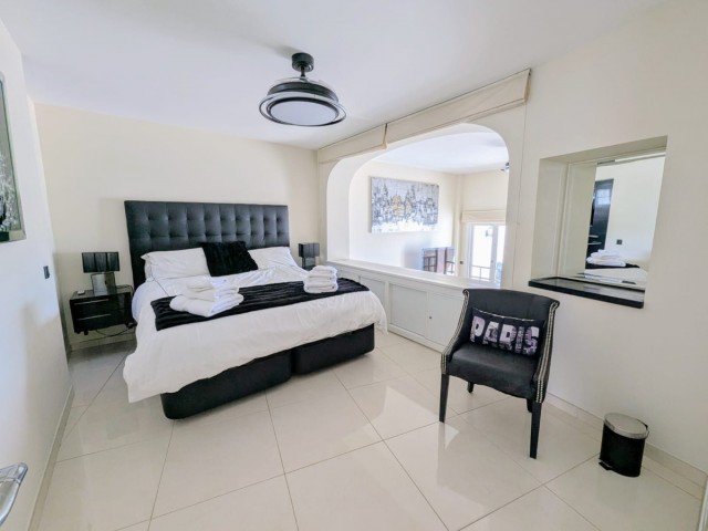 Penthouse avec 2 Chambres  à Puerto de Cabopino