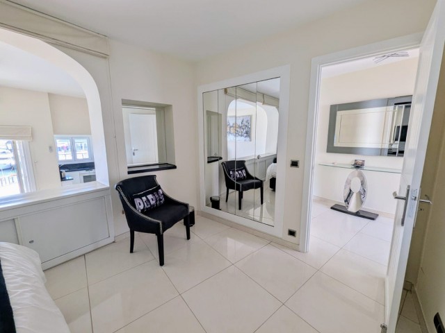 Penthouse avec 2 Chambres  à Puerto de Cabopino