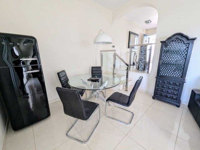 Penthouse avec 2 Chambres  à Puerto de Cabopino