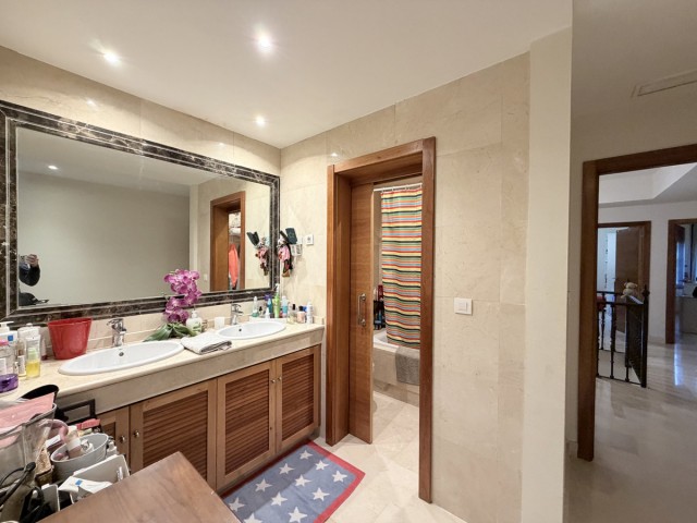 4 Soveroms Villa i Estepona