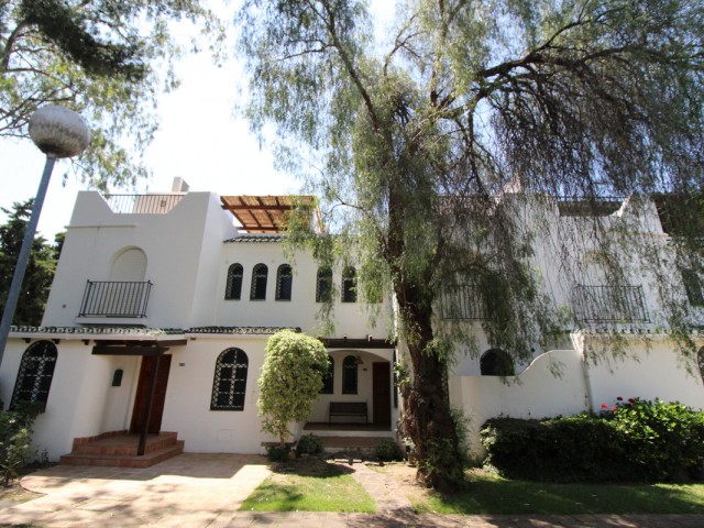 3 Slaapkamer Rijtjeshuis in Nueva Andalucía