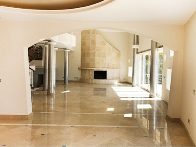 Villa con 5 Dormitorios  en Los Almendros