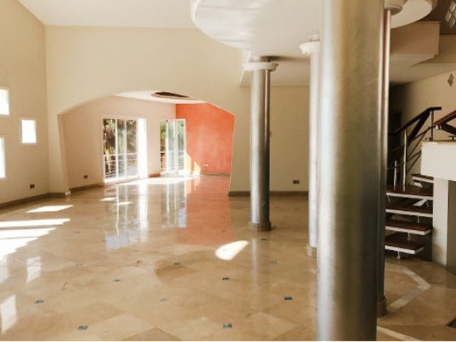 Villa con 5 Dormitorios  en Los Almendros