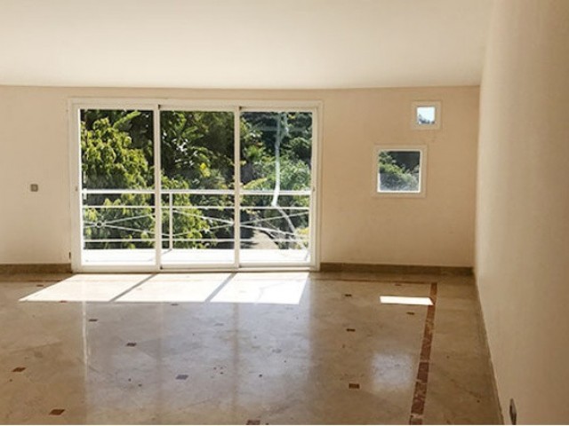 Villa con 5 Dormitorios  en Los Almendros