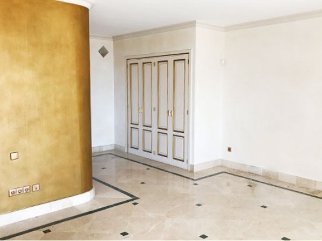 Villa con 5 Dormitorios  en Los Almendros