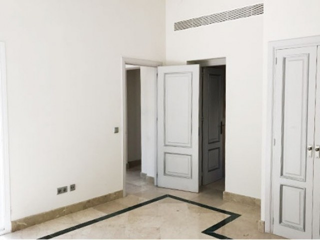 Villa con 5 Dormitorios  en Los Almendros