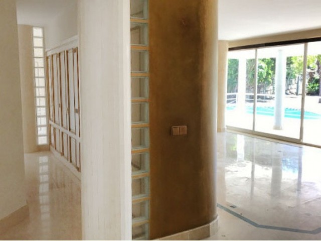 Villa con 5 Dormitorios  en Los Almendros