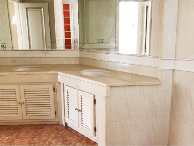 Villa con 5 Dormitorios  en Los Almendros