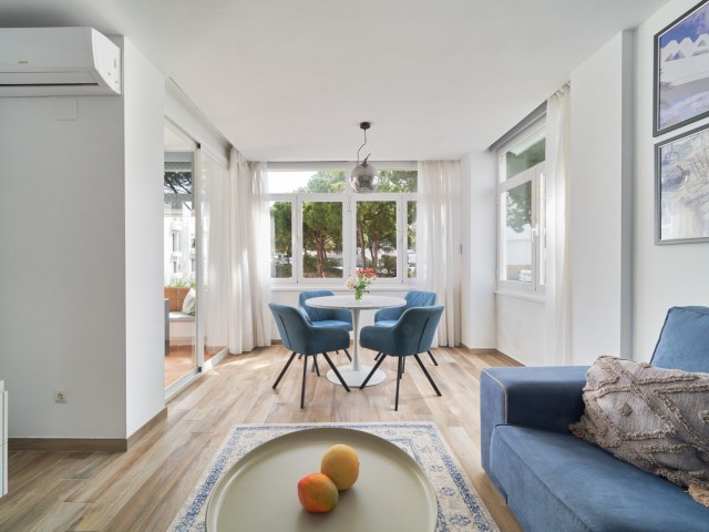 Apartamento con 2 Dormitorios  en Elviria