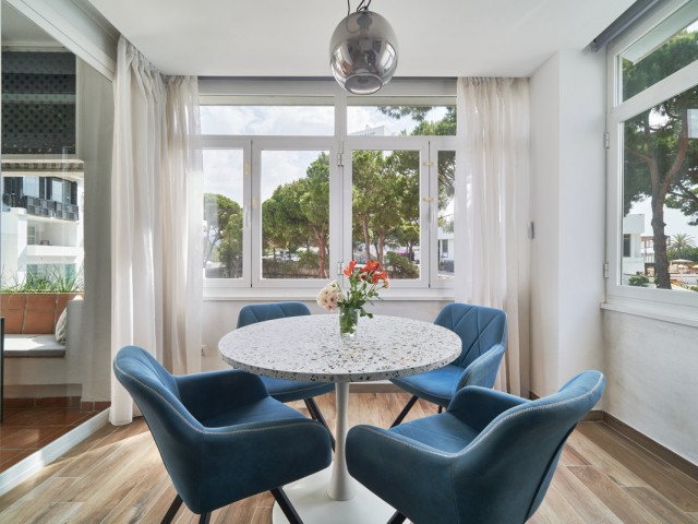 Apartamento con 2 Dormitorios  en Elviria