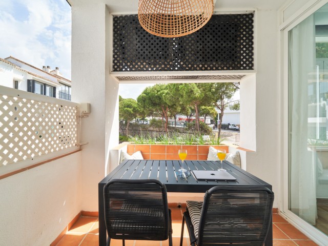 Apartamento con 2 Dormitorios  en Elviria