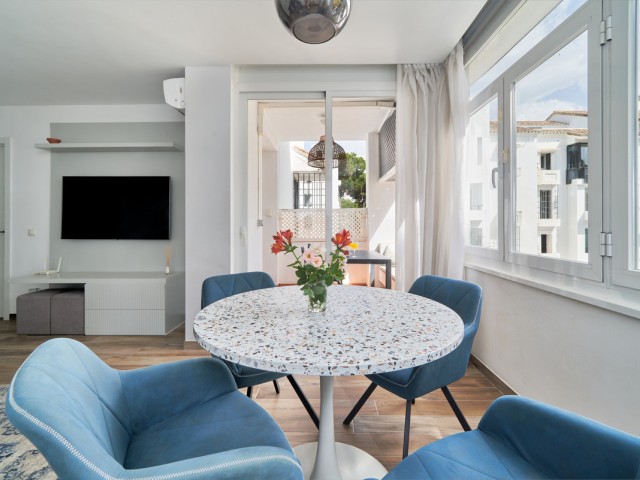 Apartamento con 2 Dormitorios  en Elviria