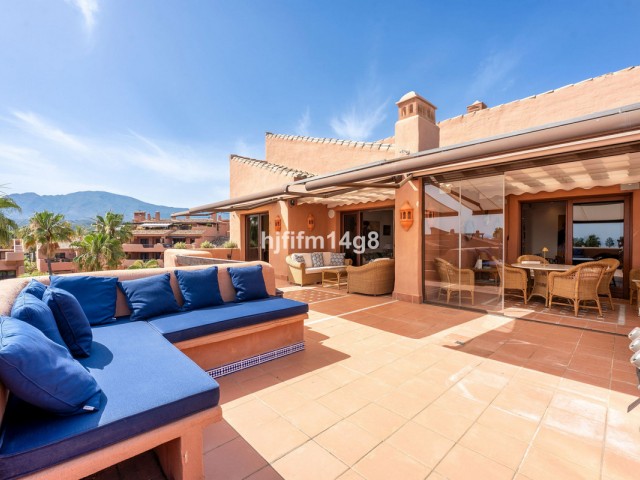 Ático con 3 Dormitorios  en Estepona