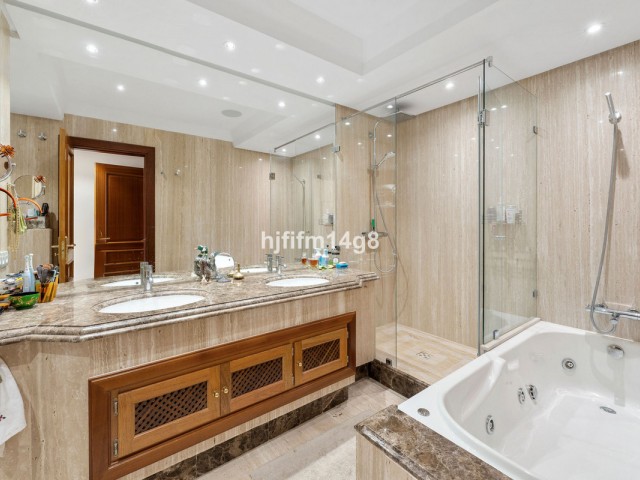 Ático con 3 Dormitorios  en Estepona