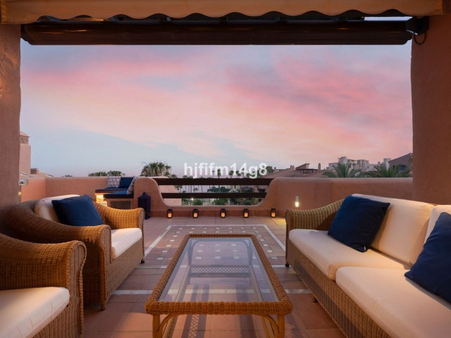 Ático con 3 Dormitorios  en Estepona