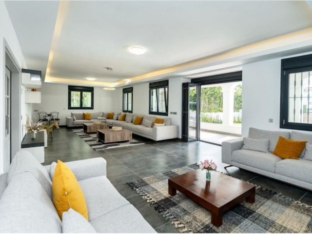 6 Schlafzimmer Villa in Nueva Andalucía