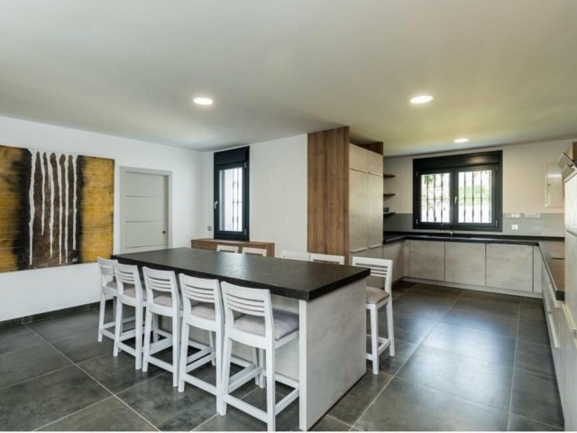 6 Schlafzimmer Villa in Nueva Andalucía