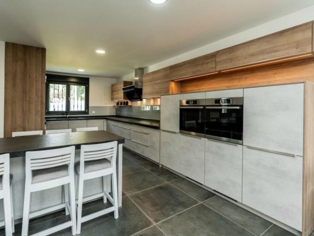 6 Schlafzimmer Villa in Nueva Andalucía