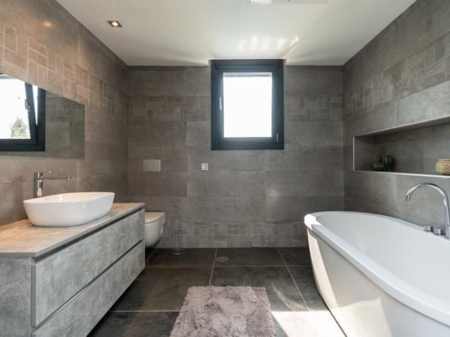 6 Schlafzimmer Villa in Nueva Andalucía