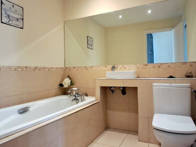 6 Bedrooms Villa in Marbella