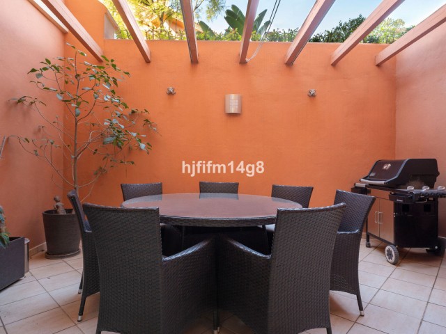 4 Bedrooms Apartment in Nueva Andalucía