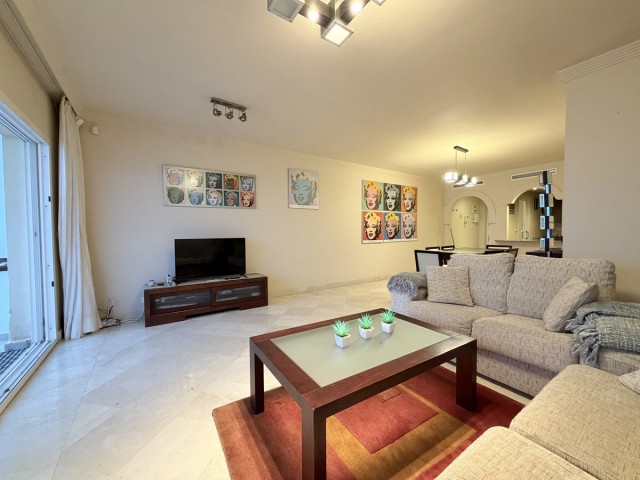 Apartamento con 2 Dormitorios  en Estepona