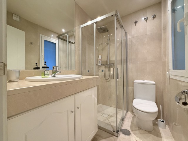 Apartamento con 2 Dormitorios  en Estepona