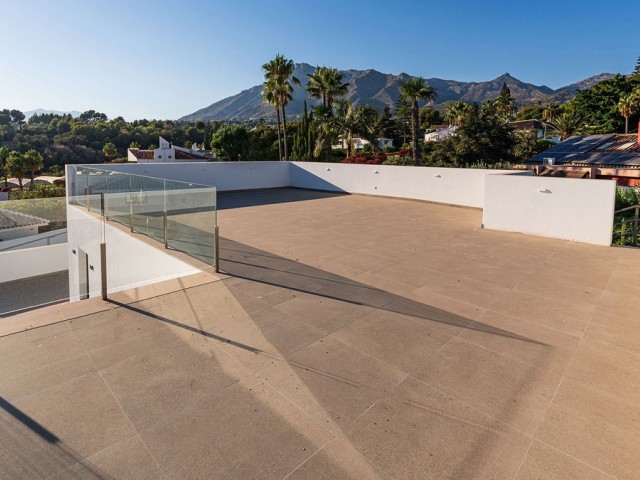 5 Bedrooms Villa in Marbella