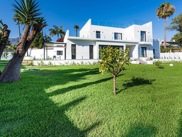 5 Bedrooms Villa in Marbella