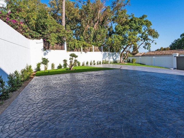 5 Bedrooms Villa in Marbella