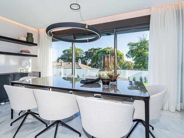 5 Bedrooms Villa in Marbella