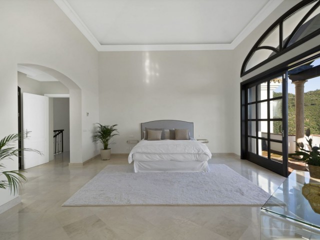 5 Bedrooms Villa in Benahavís