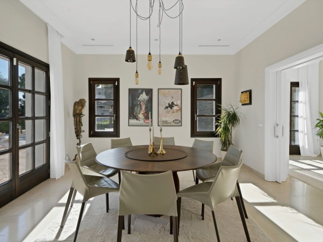 5 Bedrooms Villa in Benahavís