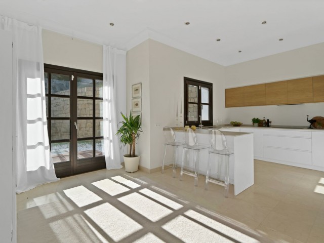 5 Bedrooms Villa in Benahavís