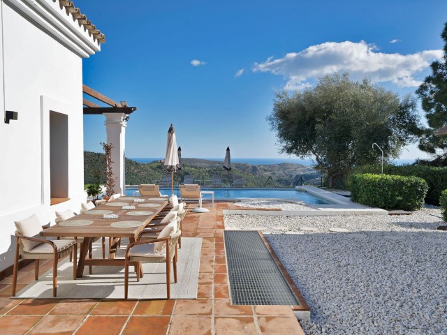 5 Bedrooms Villa in Benahavís
