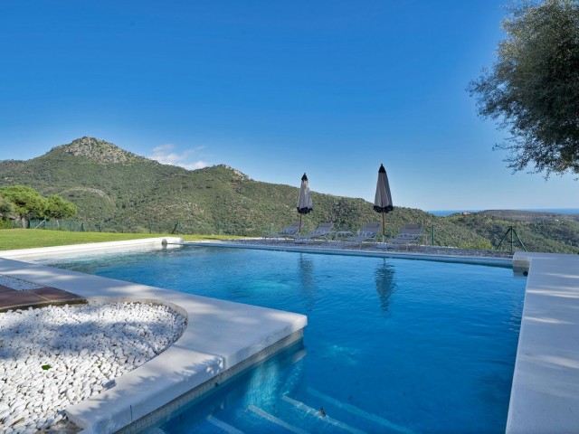 5 Bedrooms Villa in Benahavís