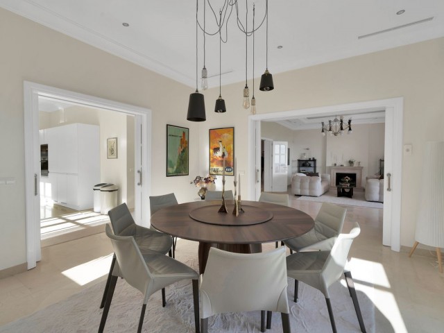 5 Bedrooms Villa in Benahavís