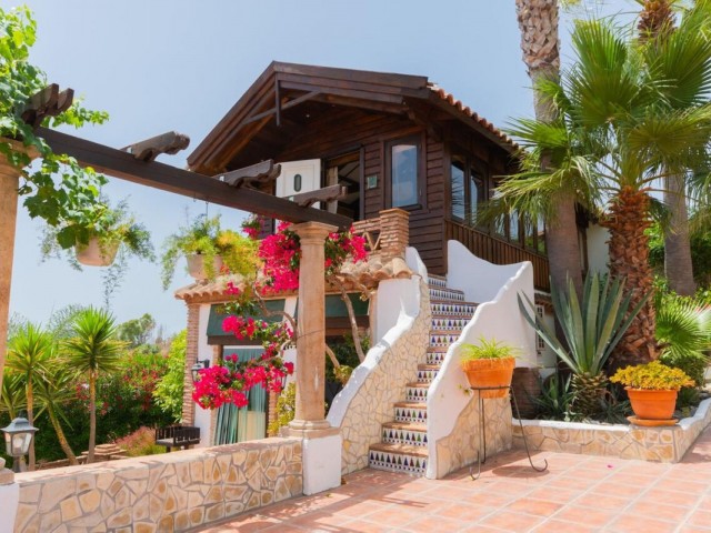 8 Bedrooms Villa in Mijas