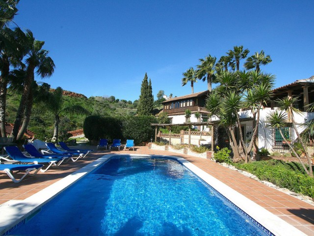 8 Bedrooms Villa in Mijas