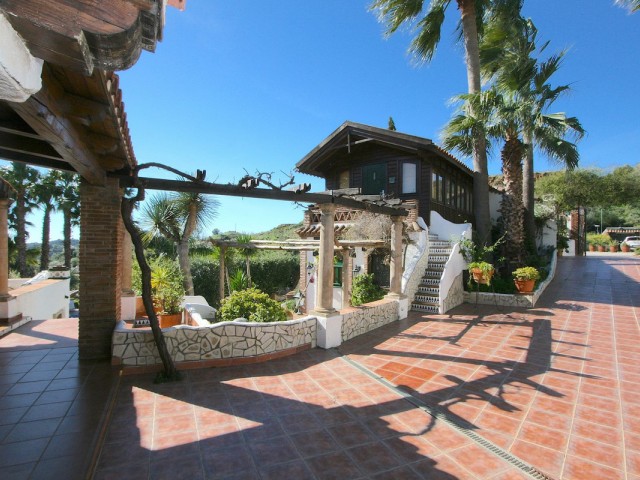 8 Bedrooms Villa in Mijas